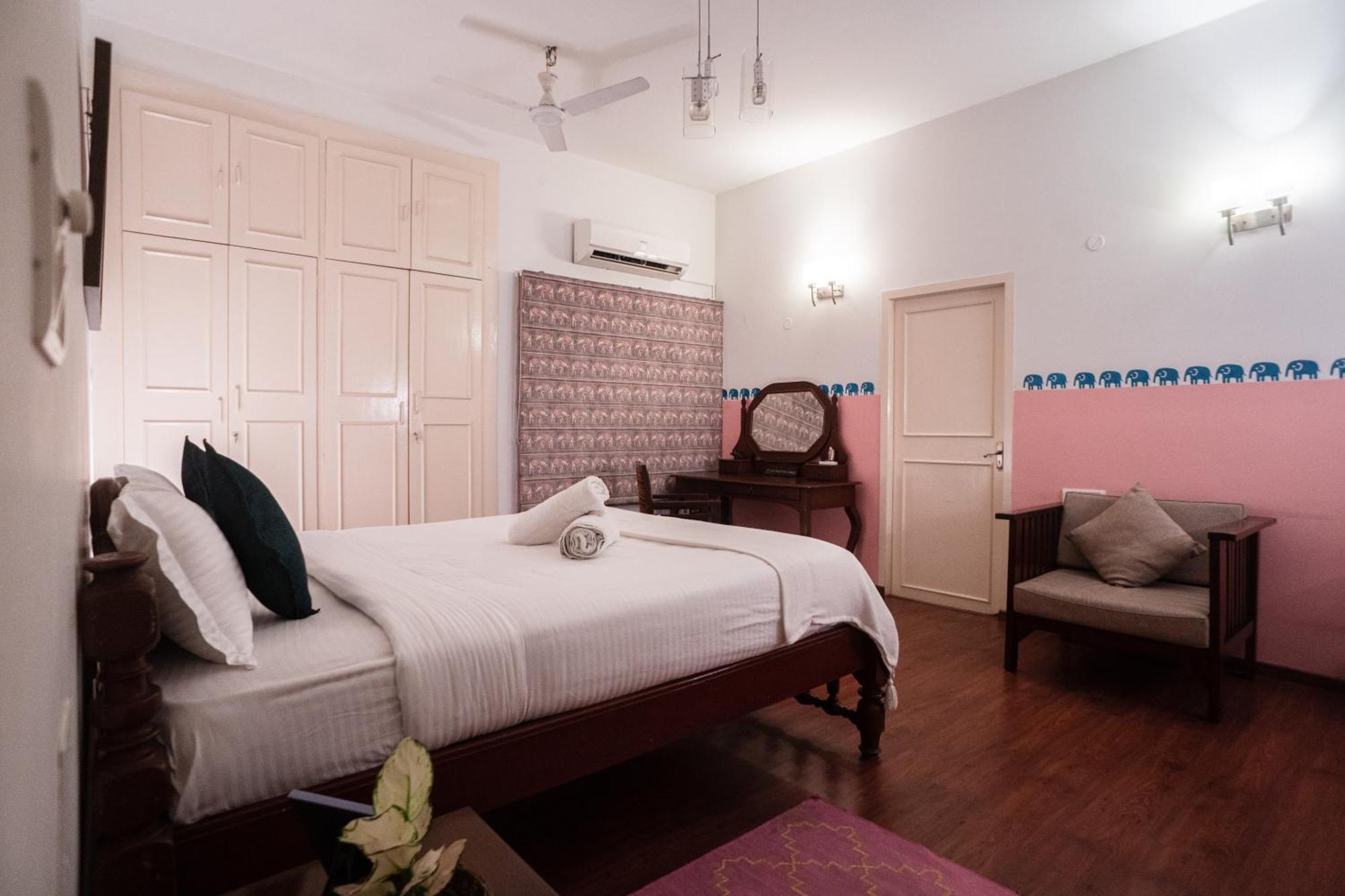 Ferienwohnung The White House Opp Park Hyatt Chennai Exterior foto